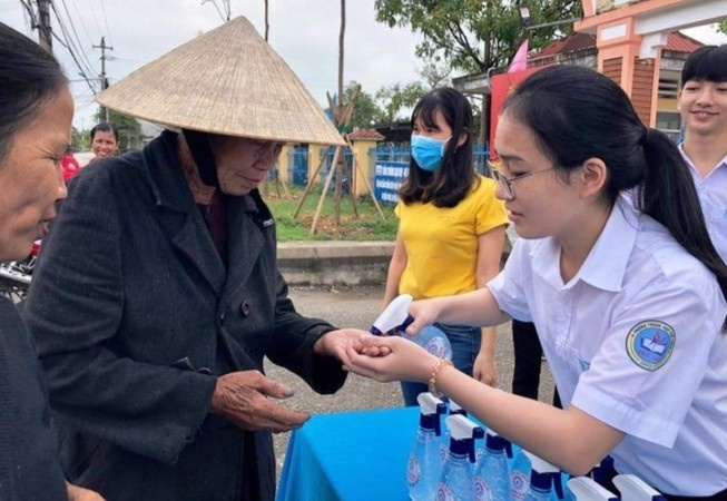 Hoc tro truong huyen san xuat nuoc sat khuan phat mien phi cho dan hinh anh