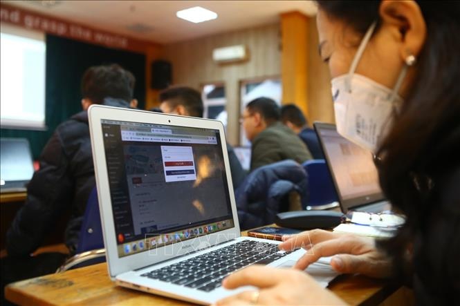 Hoc sinh TP.HCM on tap qua truyen hinh khi nghi vi dich Covid-19 hinh anh