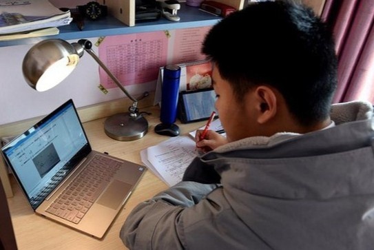 Dai hoc tai TP.HCM ho tro tien cho sinh vien hoc online hinh anh