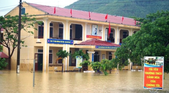 Tam dinh chi 2 nu giao vien phat ngon thieu chuan muc tren Facebook hinh anh