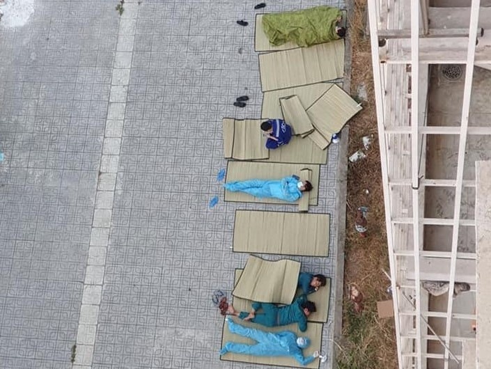 Hinh anh nguoi phuc vu khu cach ly ngu ngoai troi gay xuc dong hinh anh