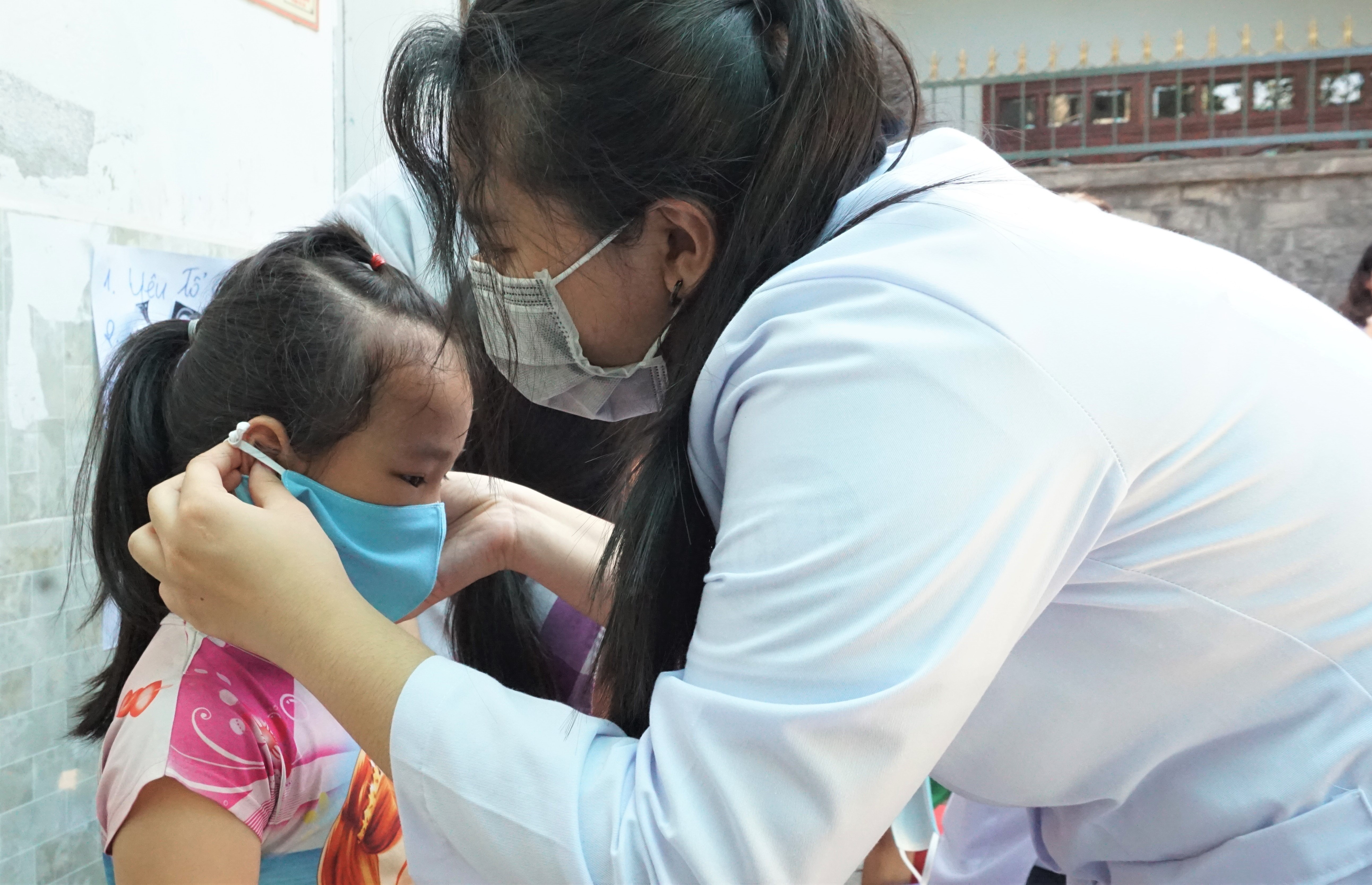 Sinh vien nganh y ra quan ho tro TP.HCM phong chong dich hinh anh