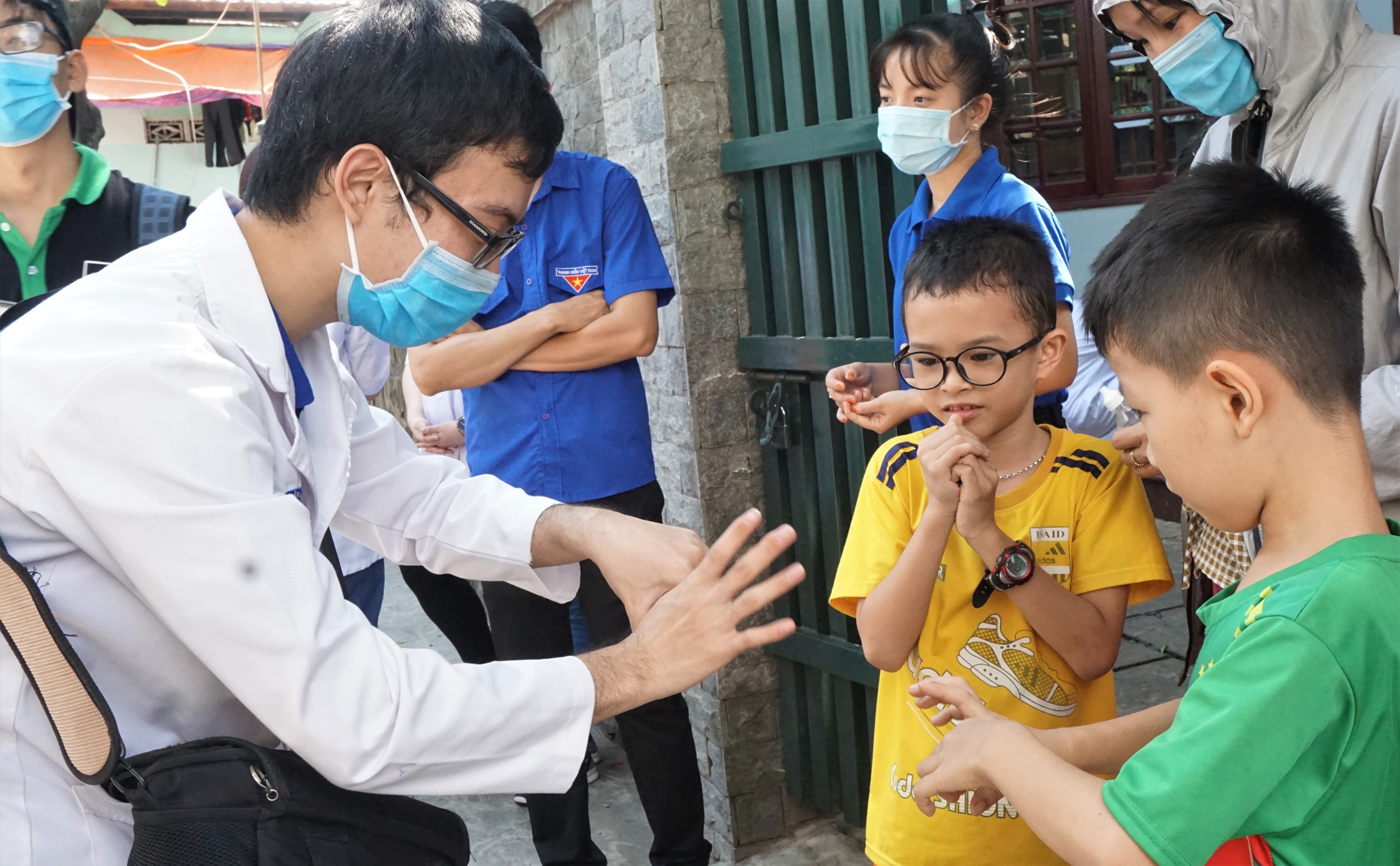 sinh vien nganh y phong dich covid-19 anh 1