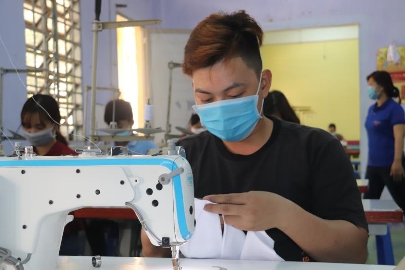 Hoc sinh, sinh vien Can Tho tu may khau trang tang nguoi kho khan hinh anh