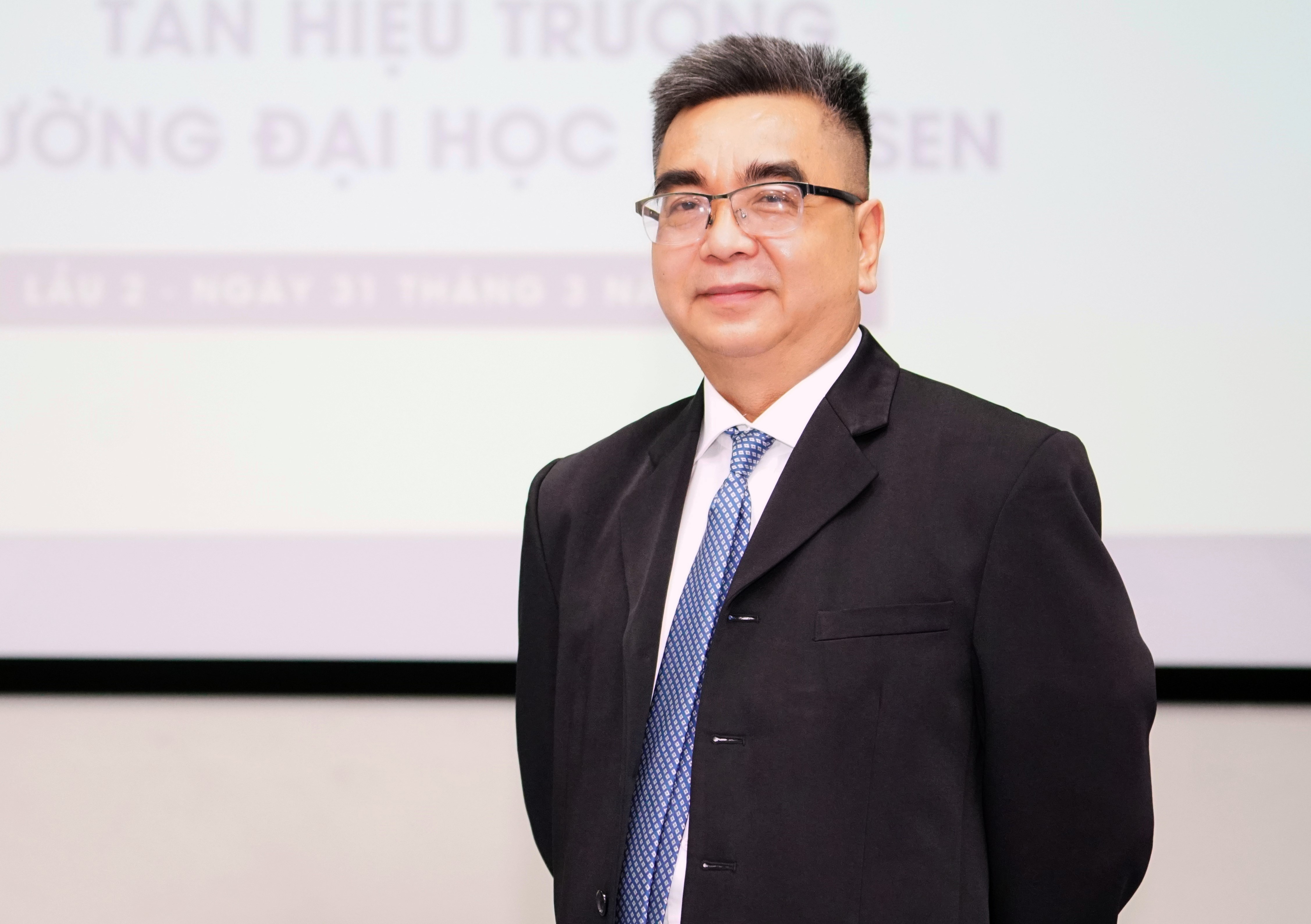 DH Hoa Sen co hieu truong moi hinh anh