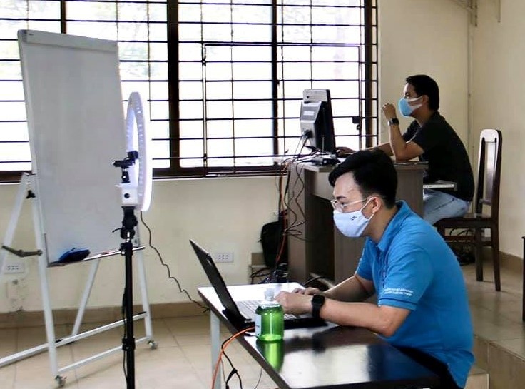 thu hoc phi dai hoc anh 2