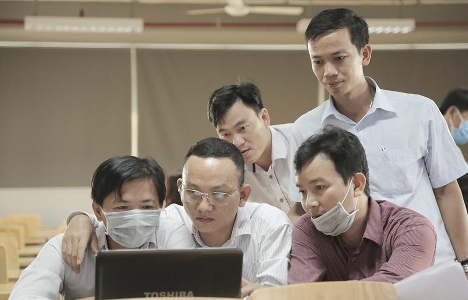 Dai hoc o TP.HCM giam luong giang vien, cam cu qua mua dich hinh anh