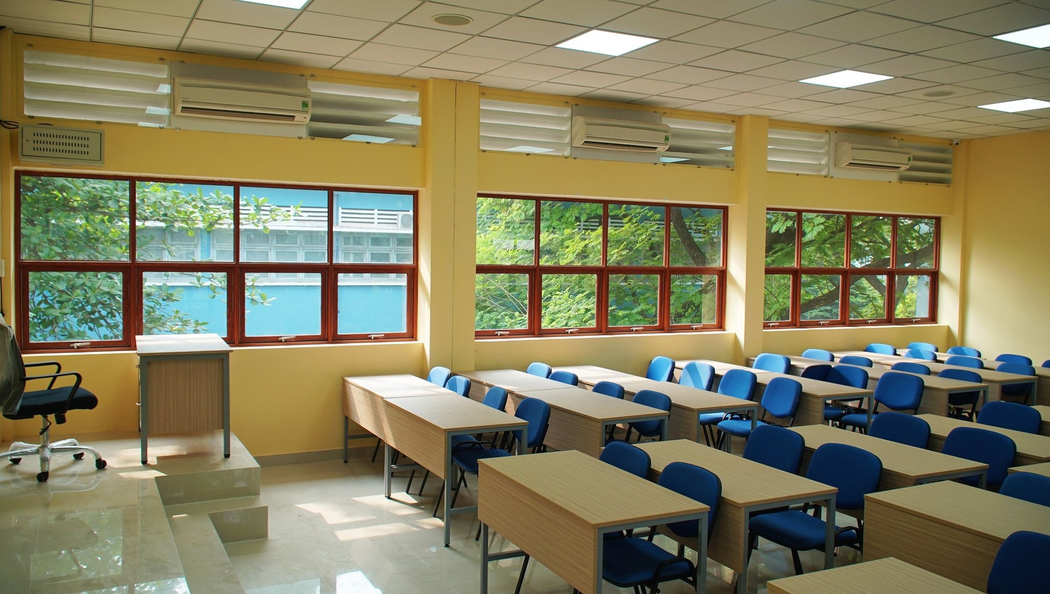 thu hoc phi dai hoc anh 1