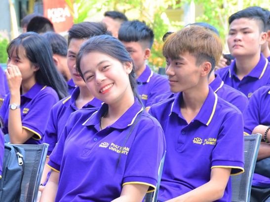 Truong dai hoc dau tien cho sinh vien nghi het thang 8 hinh anh