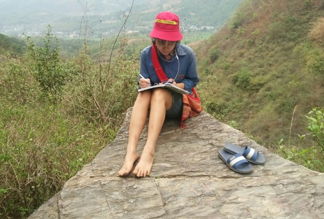 Nu sinh leo doi 4 km moi ngay de hoc online hinh anh