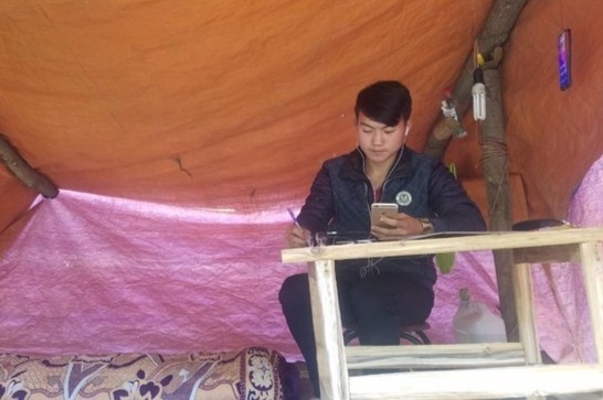 Sinh vien vung kho vat lon voi hoc online hinh anh