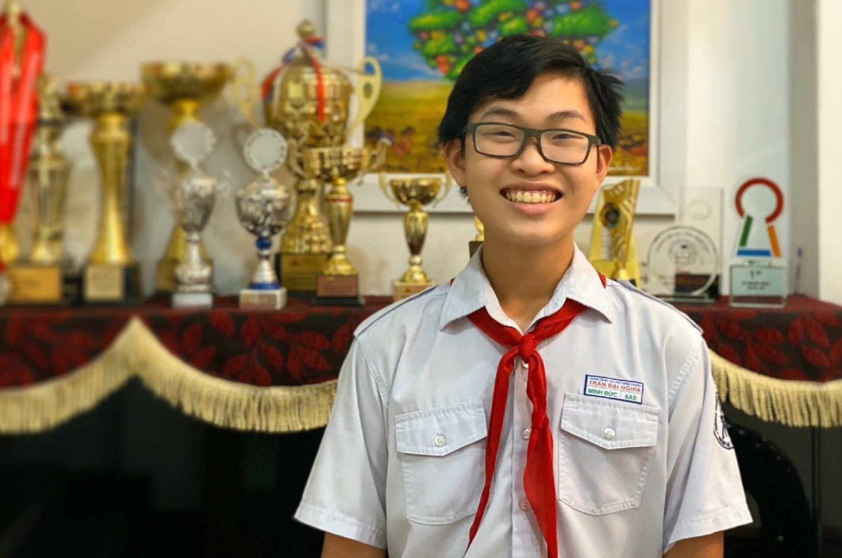 Nam sinh TP.HCM gay quy hon 33 trieu ung ho nguoi dan vung han man hinh anh