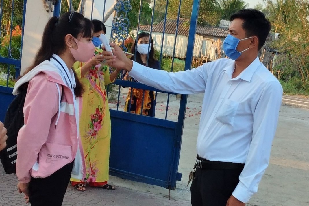 Hoc sinh Ca Mau vang nhieu trong ngay dau tro lai truong hinh anh