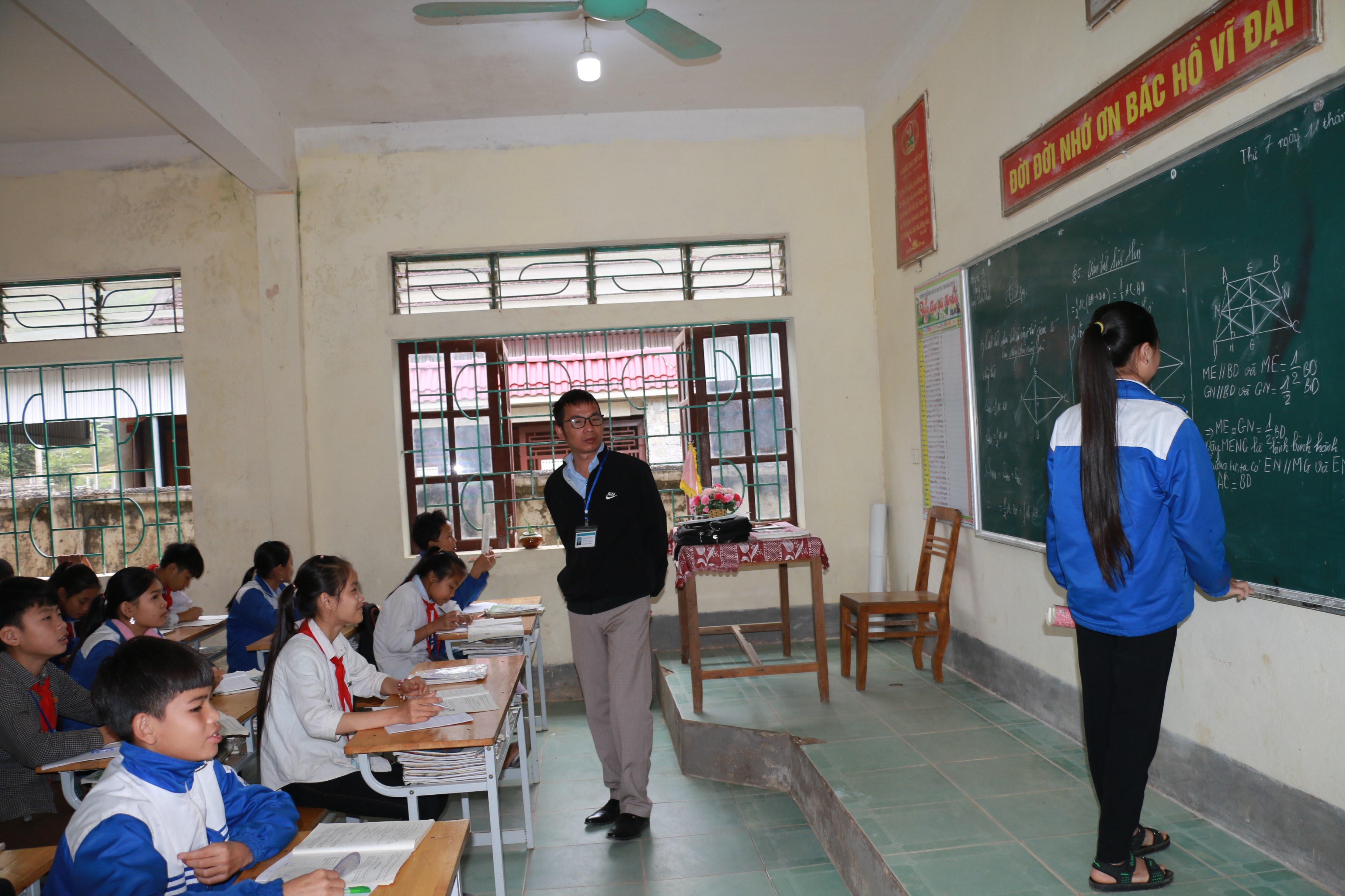 di hoc lau sau cach ly xa hoi anh 1