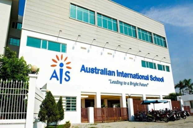 Buc xuc hoc phi, phu huynh truong quoc te o TP.HCM cau cuu bo truong hinh anh