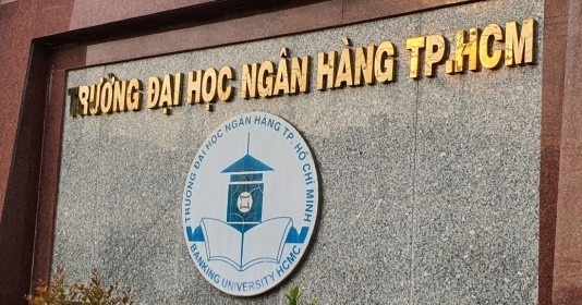 Dinh chi hieu truong, hieu pho DH Ngan hang TP.HCM them 15 ngay hinh anh