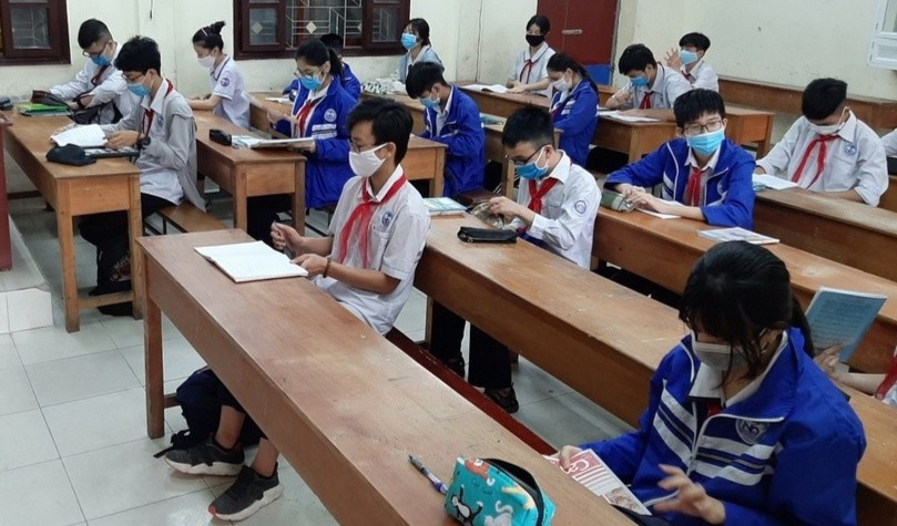 Chia lop, tach buoi hoc de dam bao hoc sinh ngoi cach nhau 1,5 m hinh anh