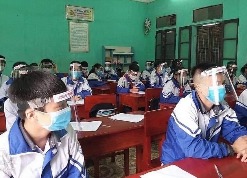 Hoc sinh Nam Dinh doi mu chan giot ban, deo khau trang trong lop hinh anh
