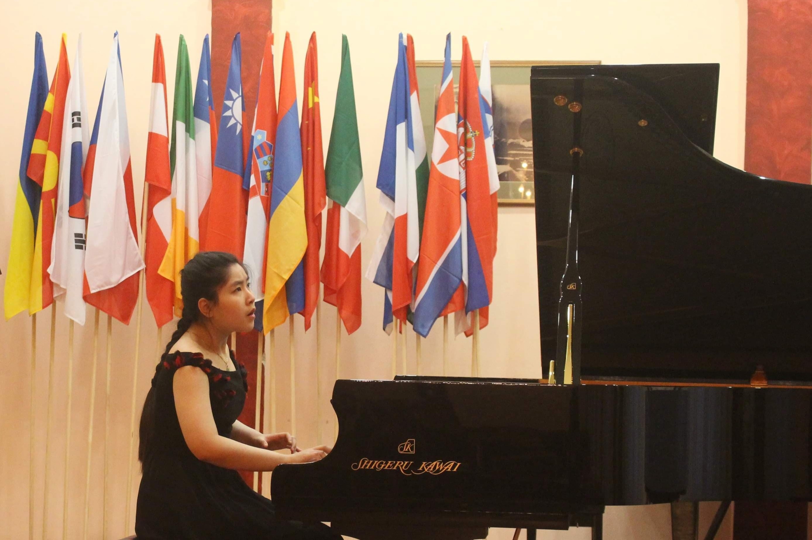 Nu sinh DH Bach khoa anh 2