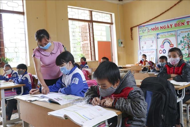 Viec gian cach hoc sinh o mien nui gap kho hinh anh