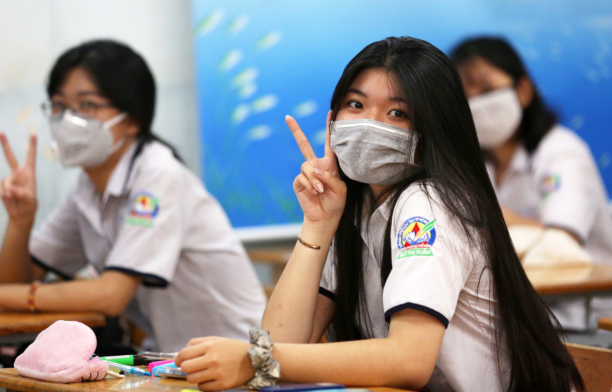 Ngay dau tro lai truong, hoc sinh TP.HCM ‘ngoi cho nao o yen cho do' hinh anh