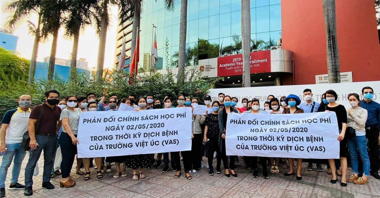 Phu huynh cho ca ngay van khong the doi thoai voi truong Viet Uc hinh anh