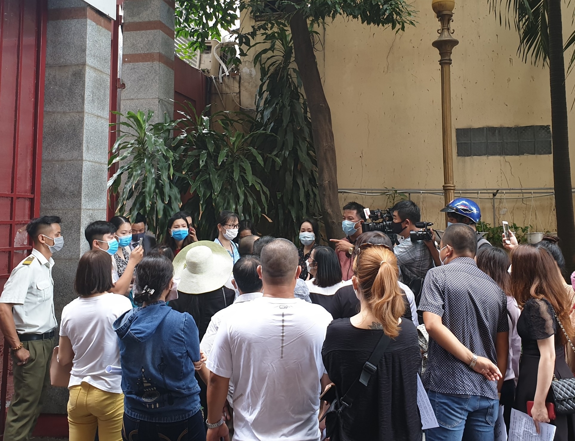 Mau thuan hoc phi giua phu huynh va truong: Co nen dua ra toa? hinh anh