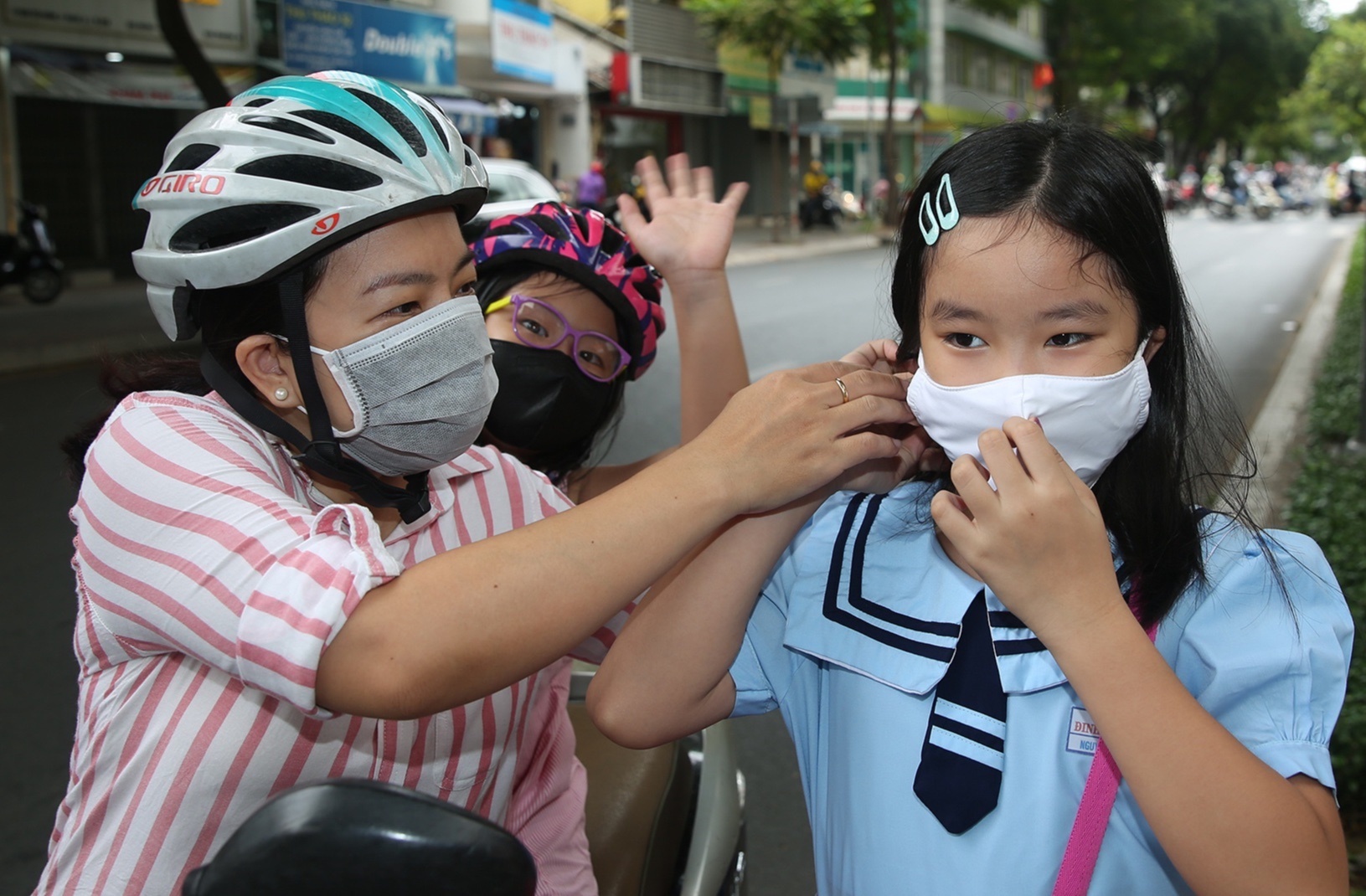 Toan bo hoc sinh pho thong TP.HCM, Ha Noi tro lai truong hinh anh