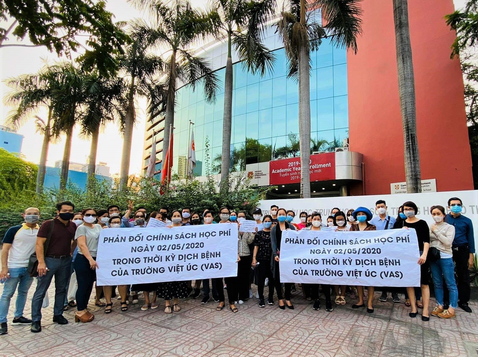 thu hoc phi mua dich anh 1