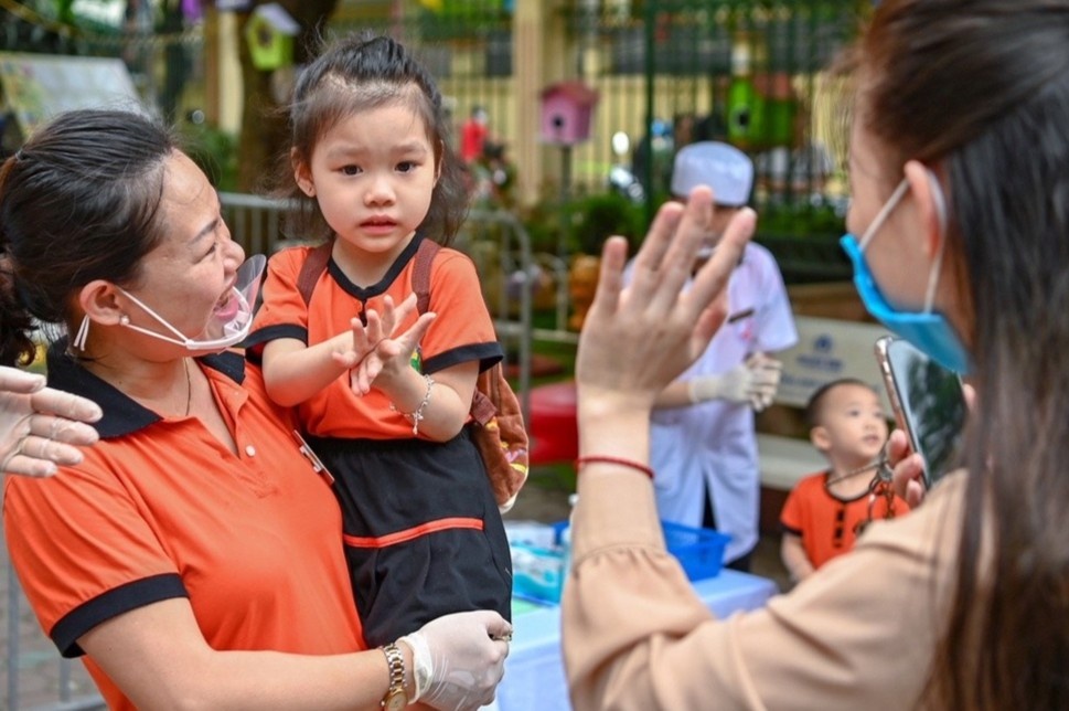 Tre mam non tai TP.HCM tro lai truong sau gan 4 thang nghi hoc hinh anh