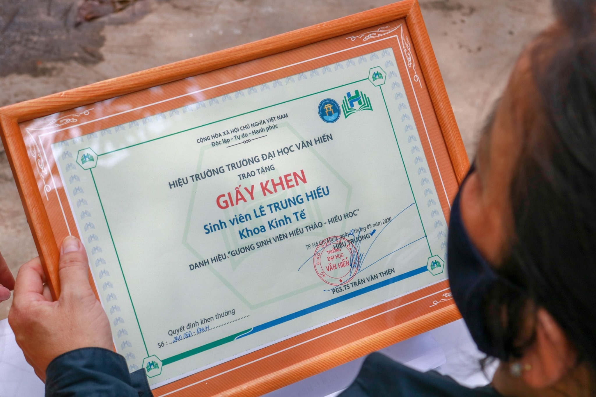 Truong dai hoc o TP.HCM tang giay khen cho nam sinh qua doi hinh anh