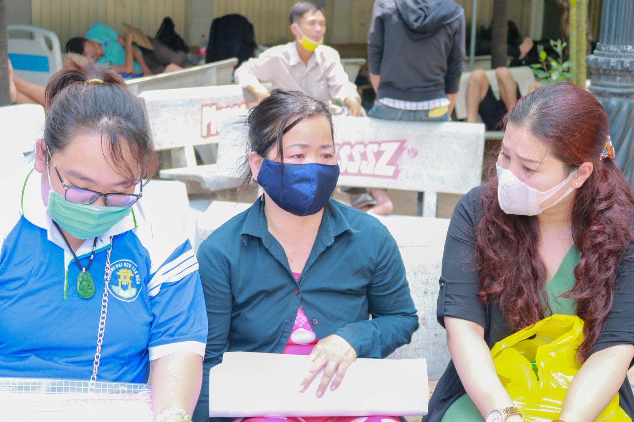 sinh vien cuu cha va em anh 1