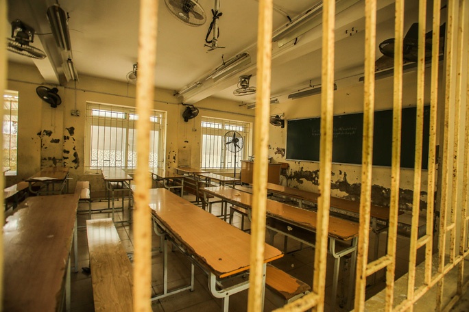 Ngoi hoc trong truong THPT bi xuong cap, voi vua roi hinh anh