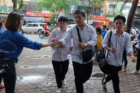 Thi lop 10 - quyet liet cuoc dua vao truong cong hinh anh