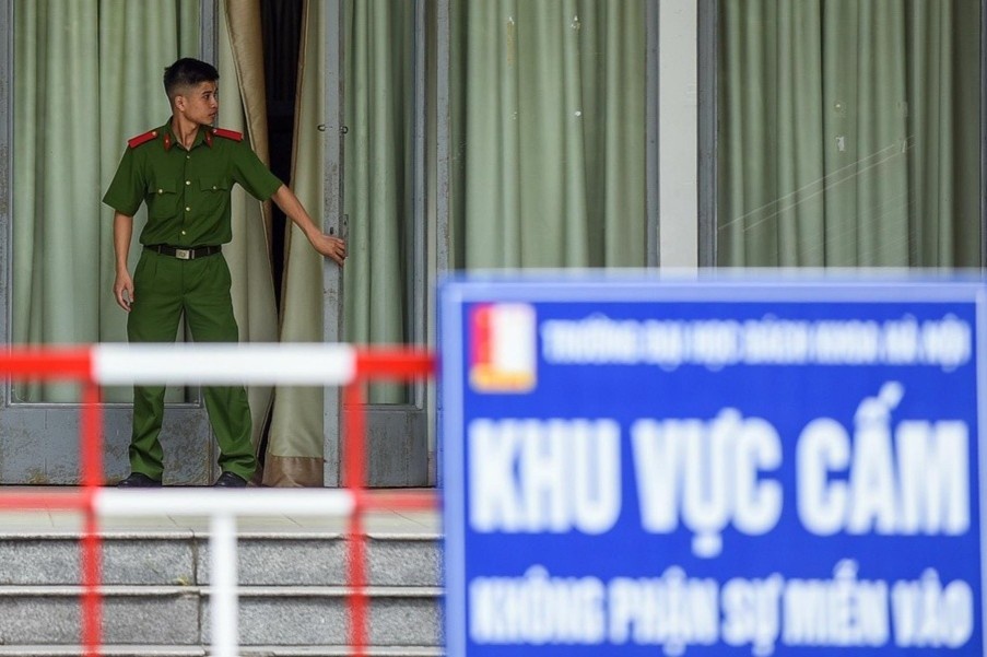 Cong an co mat o 3 vong in sao de thi tot nghiep THPT 2020 hinh anh