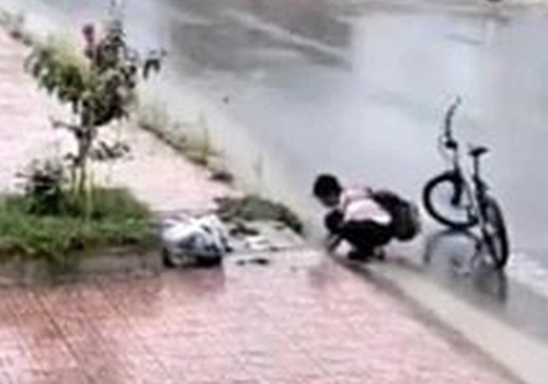 Cau hoc tro lop 6 don rac o mieng cong duoi troi mua hinh anh