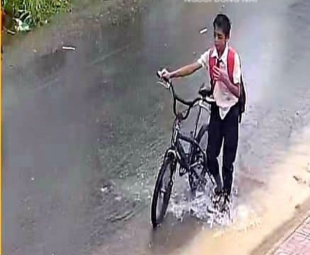 Se tuyen duong nam sinh nhat rac tren mieng cong giup thoat nuoc hinh anh