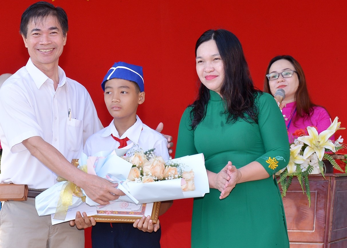cậu bé nhặt rác dưới mưa ảnh 1 cau be nhat rac duoi mua anh 1