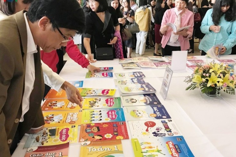 Khong co chuyen sach giao khoa dung mot lan roi bo di hinh anh