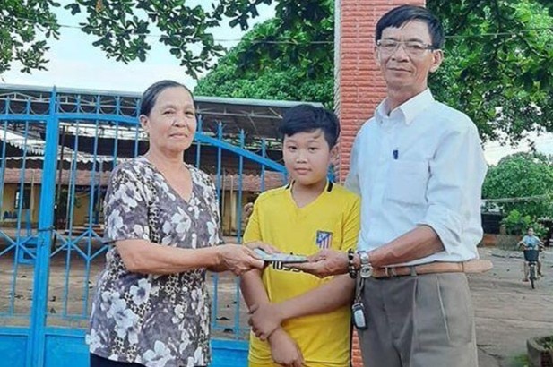 Cau hoc sinh tra lai 50 trieu, nguoi bi mat xin nhan lam chau nuoi hinh anh