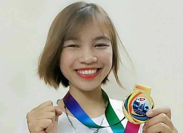 Nu sinh truong Nong nghiep mot minh dap xe xuyen Viet hinh anh