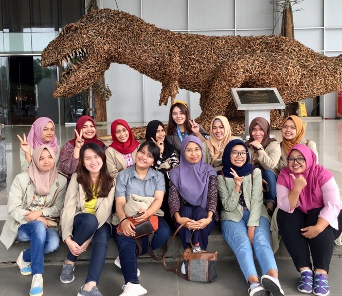 nam sinh nhat rac duoi mua anh 3