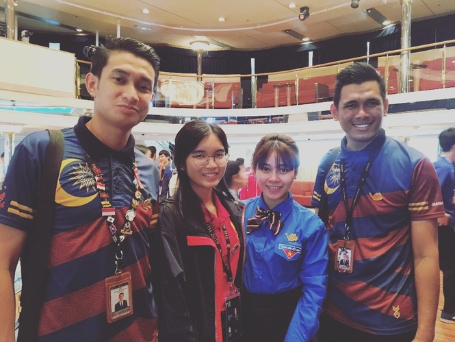 nam sinh nhat rac duoi mua anh 2