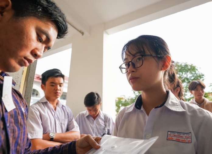 De thi Tieng Anh de, mot so thi sinh chi mat 15 phut lam bai hinh anh