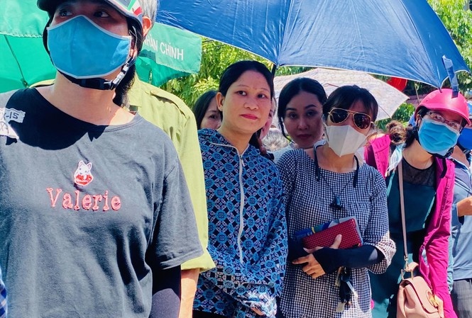 Phu huynh van lo con truot truong cong hinh anh