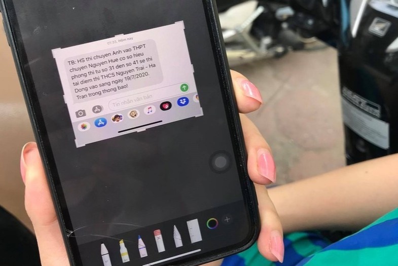Phu huynh buc xuc vi nhan tin nhan doi diem thi cua con trong dem hinh anh