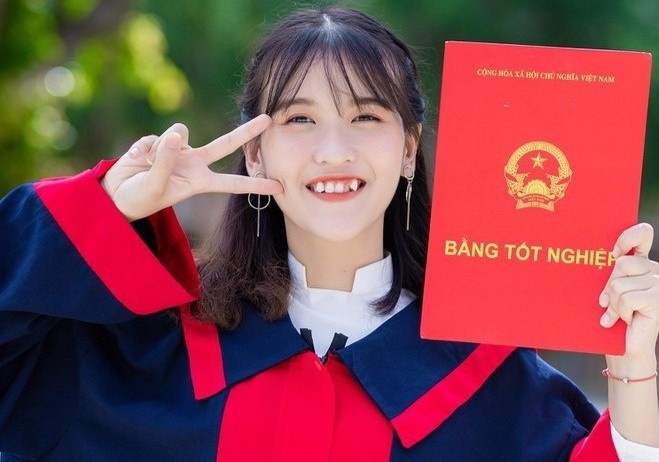 Nu sinh con nha ngheo va bang thanh tich dang ne hinh anh