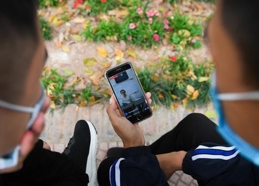 Truong dau tien tai Ha Noi cho sinh vien hoc online tu nam hoc toi hinh anh