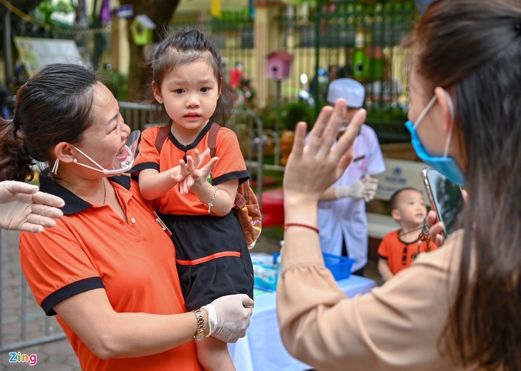 Hang loat dia phuong tam dung day va hoc mua he hinh anh