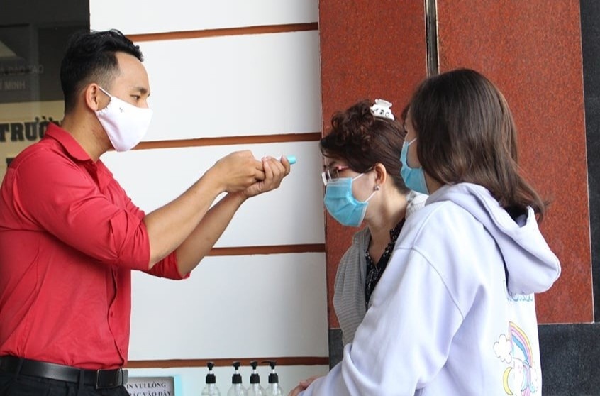 Truong dau tien tai TP.HCM keo dai nghi he vi Covid-19 hinh anh